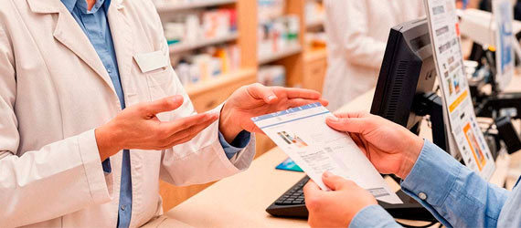 Farmacéutico atendiendo a cliente en farmacia Garrapinillos Zaragoza