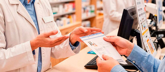Atención farmacéutica en mostrador de farmacia en Garrapinillos Zaragoza