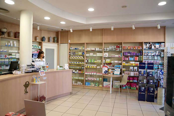 Interior de farmacia en Garrapinillos Zaragoza con atención farmacéutica cercana