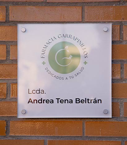Placa exterior de Farmacia Garrapinillos con nombre de Andrea Tena Beltrán en Zaragoza